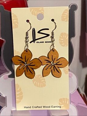 NWT Island Sense Wooden Flower Drop Earrings 🤎🖤